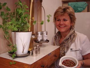 Möchte die drei Doshas Vata, Pitta und Kapha durch ihre Kräutermischung in Einklang bringen: Uschi Strohmeier.